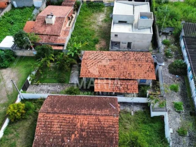 Casa fora de condomínio com lindo jardim à venda em Gravatá/PE!