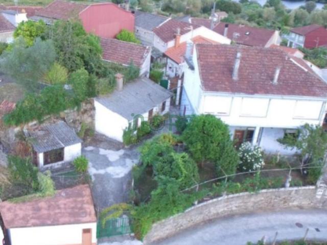 CASA FRANCELOS RIBADAVIA CON GARAJE, TALLER ETC