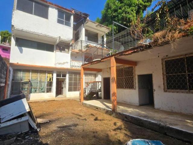 Casa para remodelar en venta en Fracc. Las Playas Acapulco
