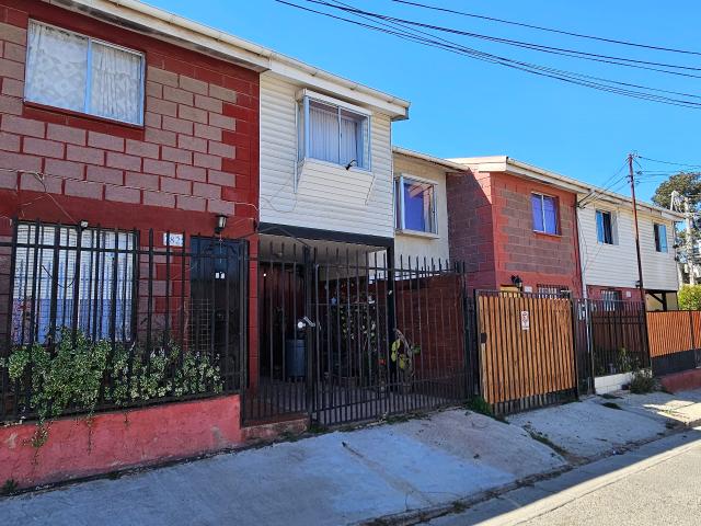 CASA FRENTE A COLEGIO GEA. 4 DORMITORIOS, 2 BAÑOS Y UN ESTACIONAMIENTO