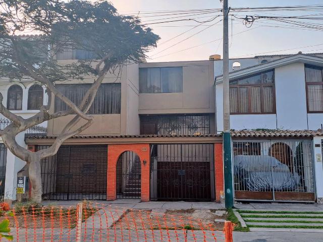 Casa frente a Hermoso Parque