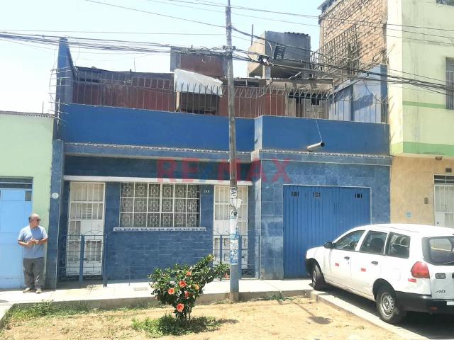 Casa Frente A Parque Urb. Ingieneria