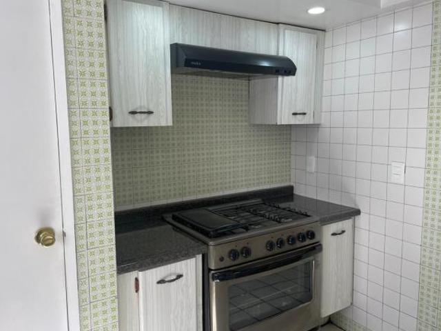 Casa frente a parque con amplio terreno de 300 m², ideal para construir