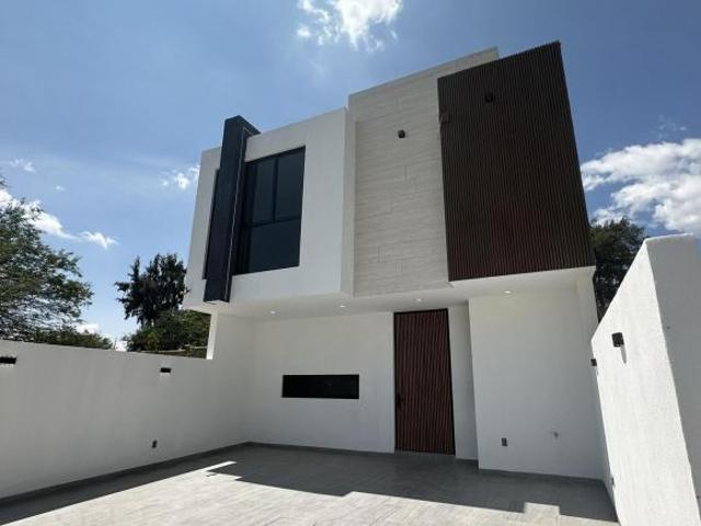 CASA FRENTE ÁREA VERDE EN PRIVADA