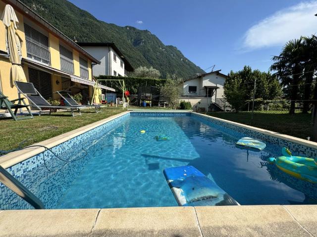 CASA GEMELLA DI 8.5 LOCALI CON PISCINA E TERRENO A MELANO