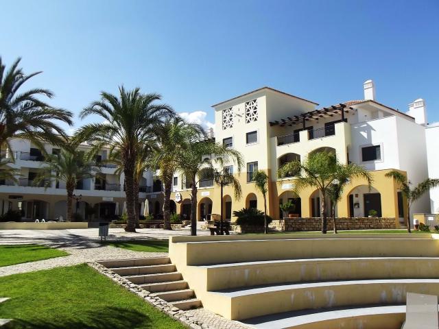 RESERVADO: Elegante moradia com excepcional área externa, garagem e piscina