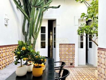 Casa geminada cheia de charme I Arquitetura tradicional I 2. 131m² Olhão