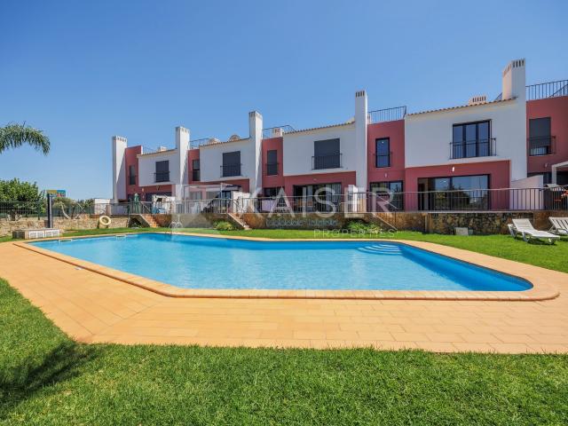Casa geminada com 3 quartos 2+1, em condomínio fechado, com piscina comum, garagem e roof top