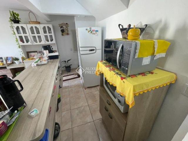 Casa geminada com dois quartos e ampla área de garagem na Zona Nova de Capão da Canoa