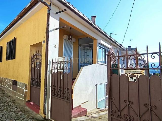Casa geminada de dois pisos para reabilitação em Vidago / Chaves