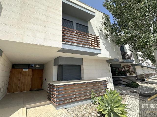 Casa geminada de 5 quartos com garagem para 4 carros e pisci. 105m² Quarteira