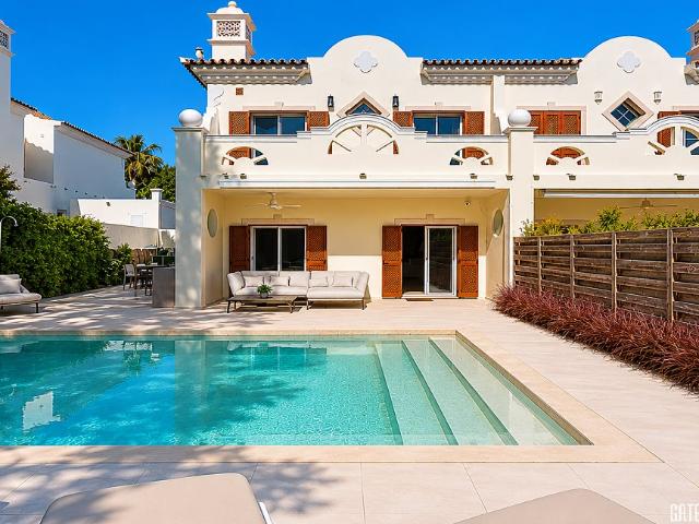 Casa geminada renovada com 3 quartos em Pinheiros Altos, Qui. 206m² Almancil