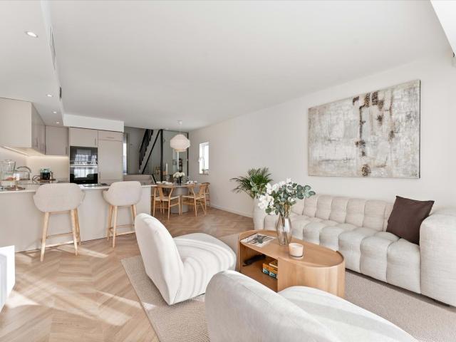 Casa geminada renovada com 3 quartos junto à praia, à venda. 132m² Almancil