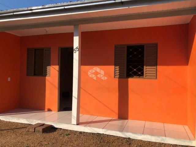 Casa geminada, 02 dormitórios, localização tranquila e ótima posição solar