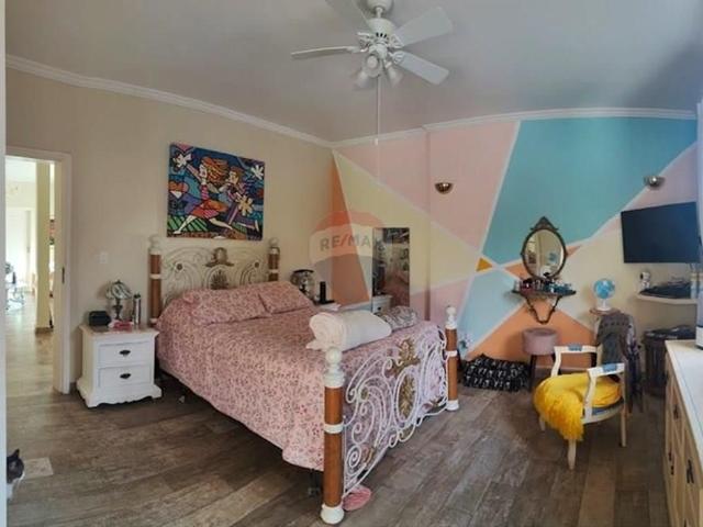 Casa grande com Suíte Master e Garagem para 4 carros