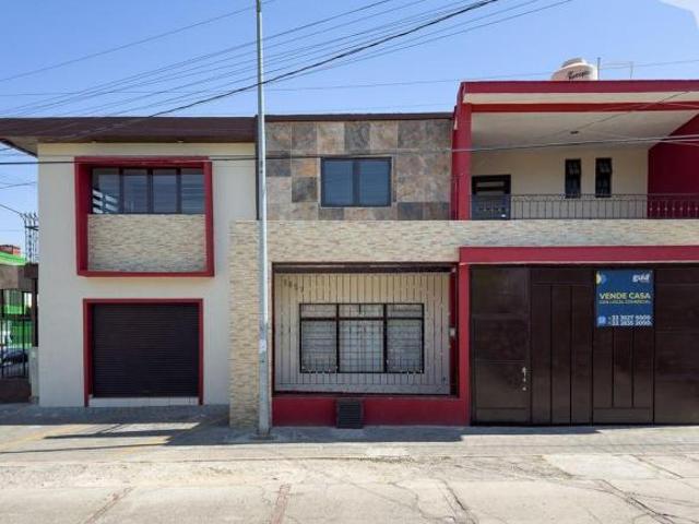 CASA GRANDE CON 2 LOCALES COMERCIALES, BIEN UBICADA EN LA OLIMPICA