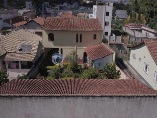Casa grande em bairro residencial, na cidade de São Lourenço MG
