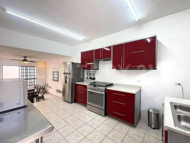 Casa Grande en Venta con Local Comercial