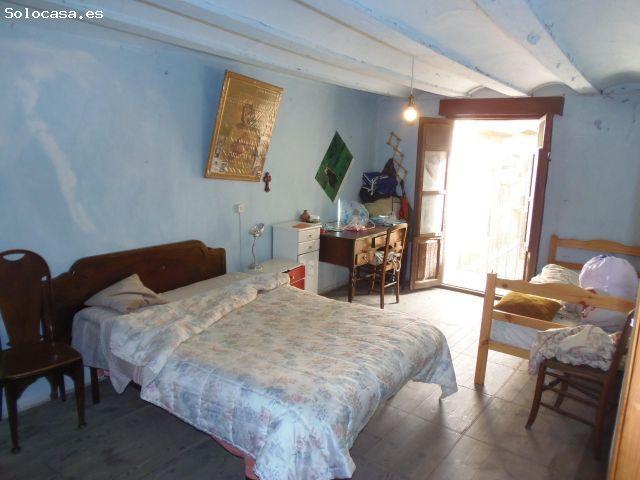 Casa grande haciendo esquina en el centro del pueblo, con patio grande, planta baja, dos alturas