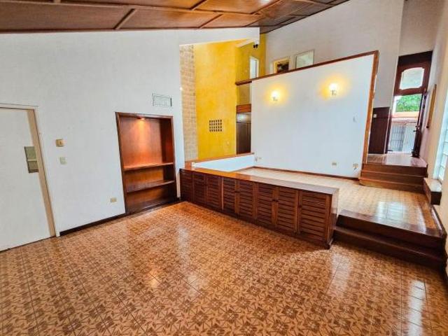Casa Grande · SM43 · Av. Kabah · 300M2 · 4 Recámaras · Patio · Céntrica