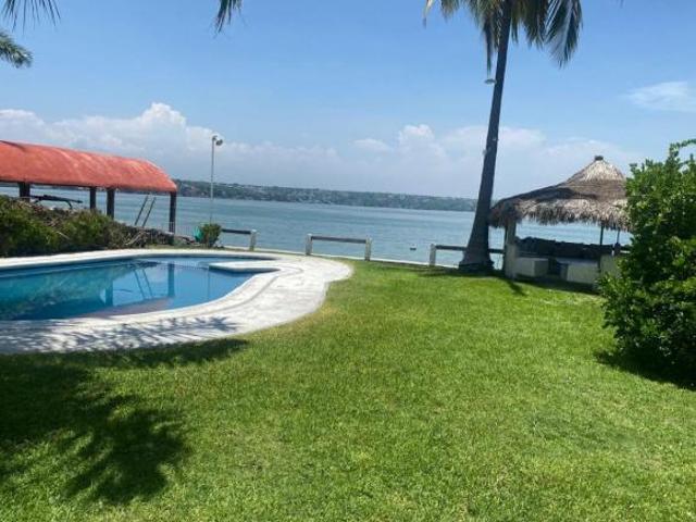 Casa Griega en Venta Frente al Lago de Tequesquitengo, Morelos