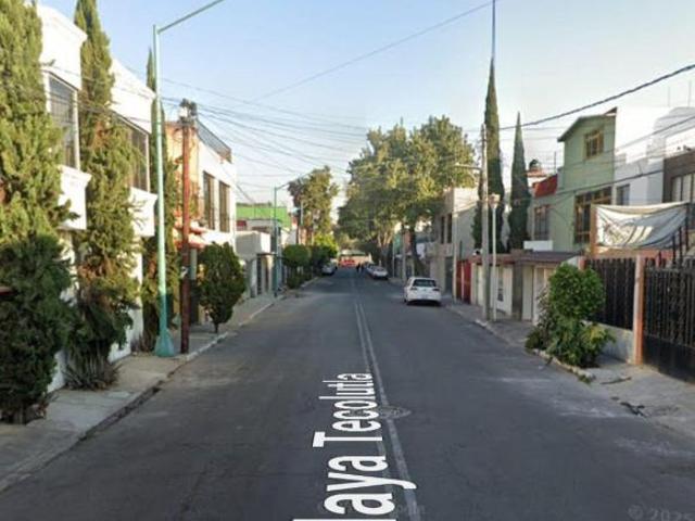 CASA HERMOSA Y AMPLIA ADJUDICADA, CERCA DEL PARQUE DE LAS ROSAS