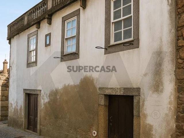 Moradia Tradicional com Antiga Adega para Reabilitação no Centro Histórico da Mêda