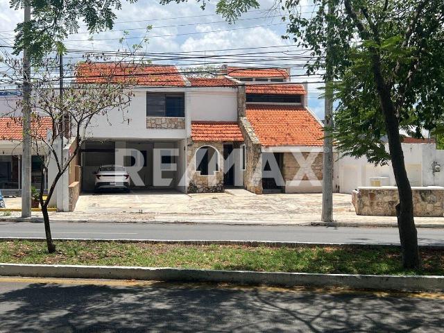 Casa ideal para Oficina sobre Avenida Benito Juarez Norte