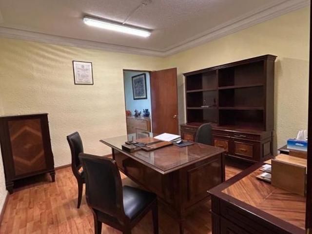 Casa ideal para oficinas o hacer un dúplex o tener departamentos
