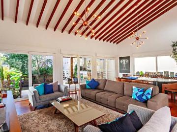 Casa iluminada com 5 quartos, jardim em localização privilegiada e nobre no Alto da Boa Vista!