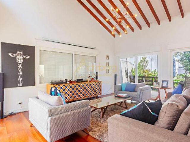 Casa iluminada com 5 quartos, jardim em localização privilegiada e nobre no Alto da Boa Vista!