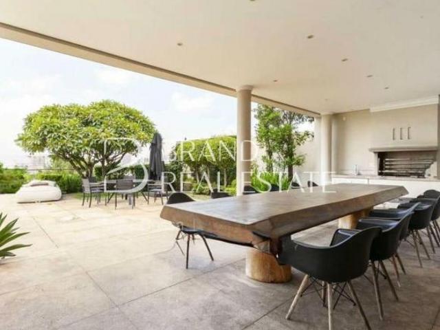Casa Imponente á venda e locação na Cidade Jardim, 738m², 5 suítes, 13 vagas e piscina