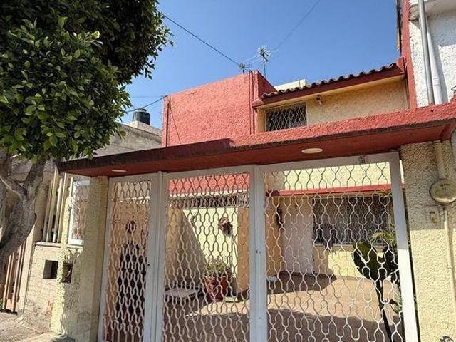 CASA IMPECABLE A DOS CUADRAS DEL METRO MUZQUIZ