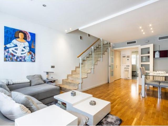 Casa impecable con garaje para dos coches, gran sótano y solárium en La Creu Alta, junto al centro