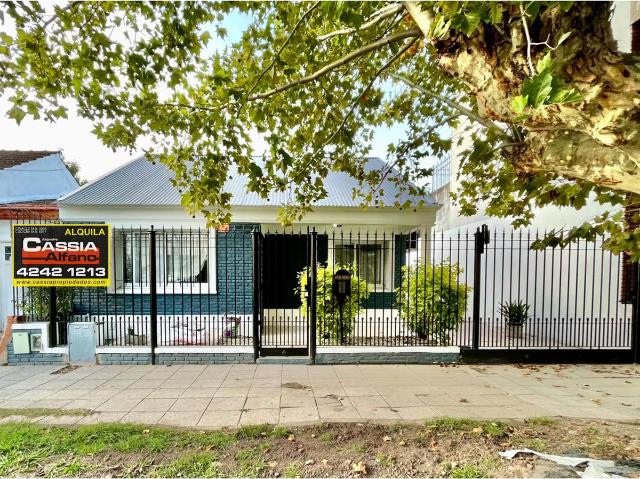 CASA IMPECABLE ESTADO LOMAS RESIDENCIAL 2 DORMIT. COCHERA FONDO 2 BA?OS