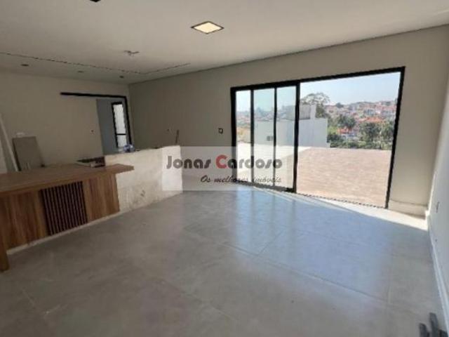 Casa Impecável à Venda no Parque Santana em Mogi das Cruzes. Com 3 Suítes, 2 Salas, 6 Vagas, amplo q
