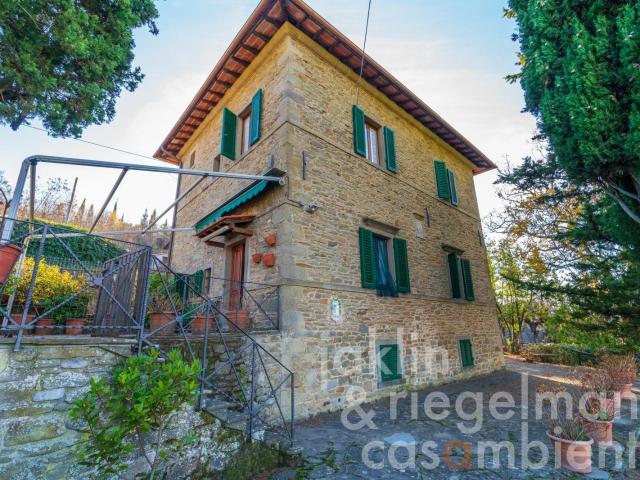 Casa in pietra con giardino e taverna ai margini di un villa. 269m² Chitignano