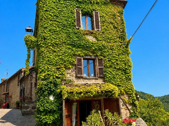 Casa in pietra restaurata con cura e grande fascino 230m² Piandimeleto
