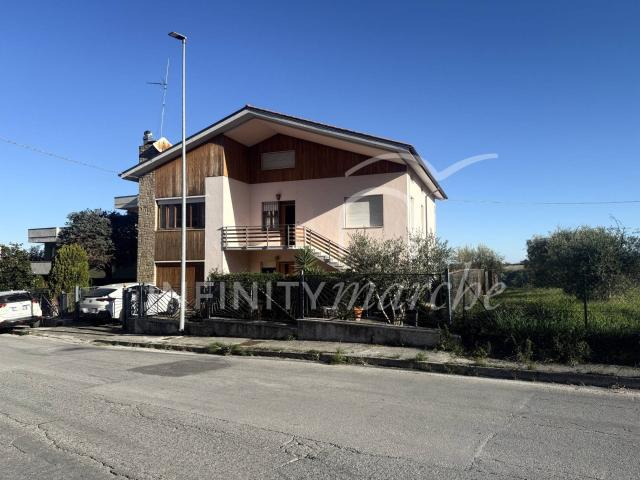 Casa in vendita a Cupramontana 275m² Cupramontana