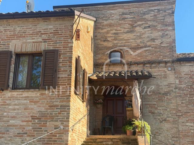 Casa in vendita a Falerone 370m² Falerone