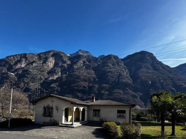 Casa in Vendita a Iragna con terreno edificabile