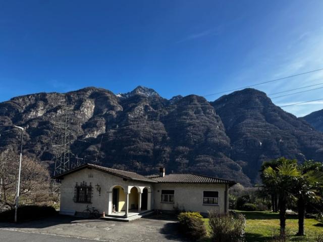Casa in Vendita nel Comune di Iragna con circa 1570 mq di giardino