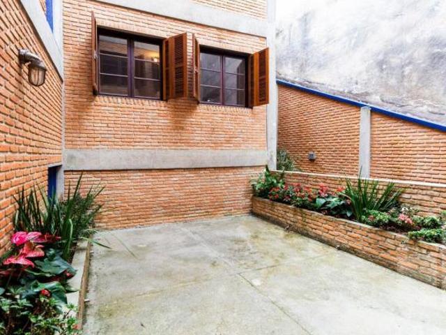Casa incrível anos 80, estilo vila italiana, de tijolos e concreto aparente