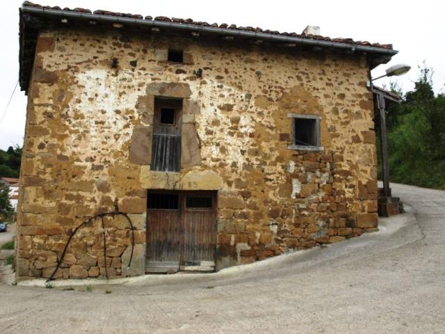 Casa Indep. Tejado arreglado de 300 m2 y parcela de 216 m2 en Rehoyos de Soba Cantabria