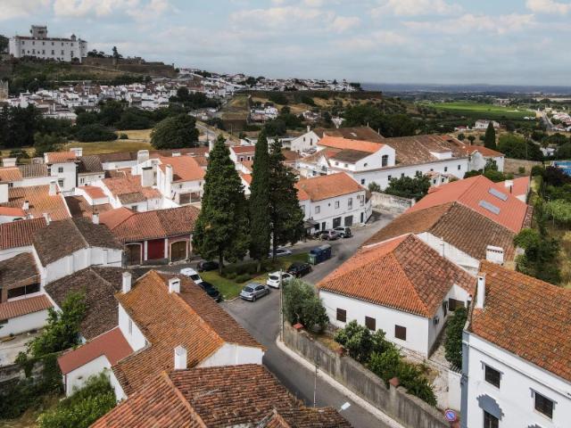 Casa independente, com jardim, no centro de Estremoz