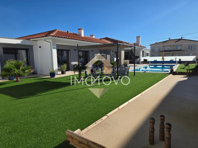 Casa independente com piscina, perto do mar! 218m² Nadadouro
