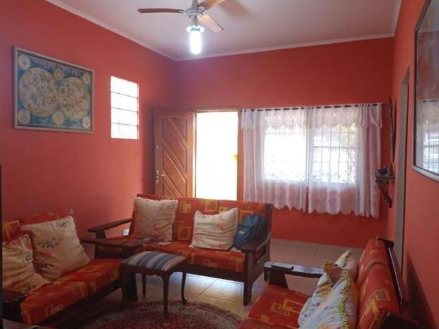 Casa independente com quintal à venda em Praia Grande/SP