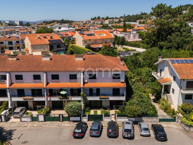 Casa independente de 5 quartos com 2 suítes, terraço, garagem dupla e Ene