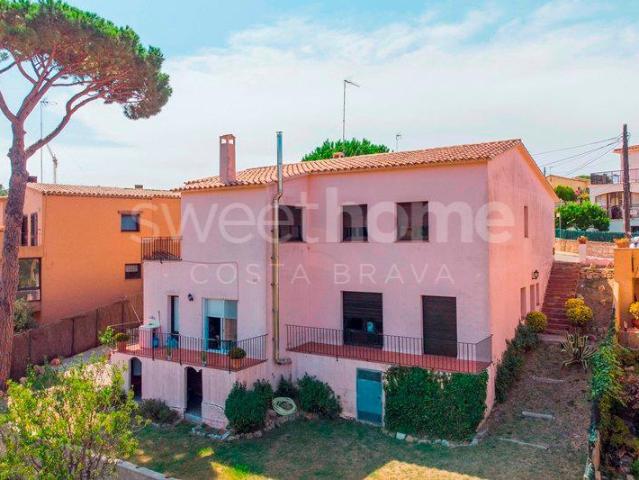 Casa independiente con mucha luz natural, jardín y la posibi. 200m² Begur