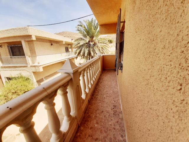 Casa independiente con almacén y terreno en el Real de Antas Almería